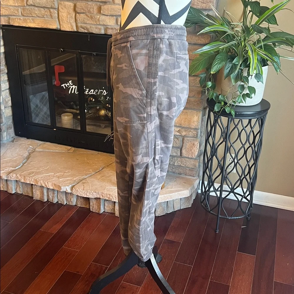 Athleta Farallon Jogger in light olive Camo - Picture 4 of 9